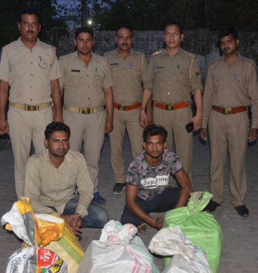 सरकारी ठेके पर नकली शराब बेचते दो सेल्समैन गिरफ्तार