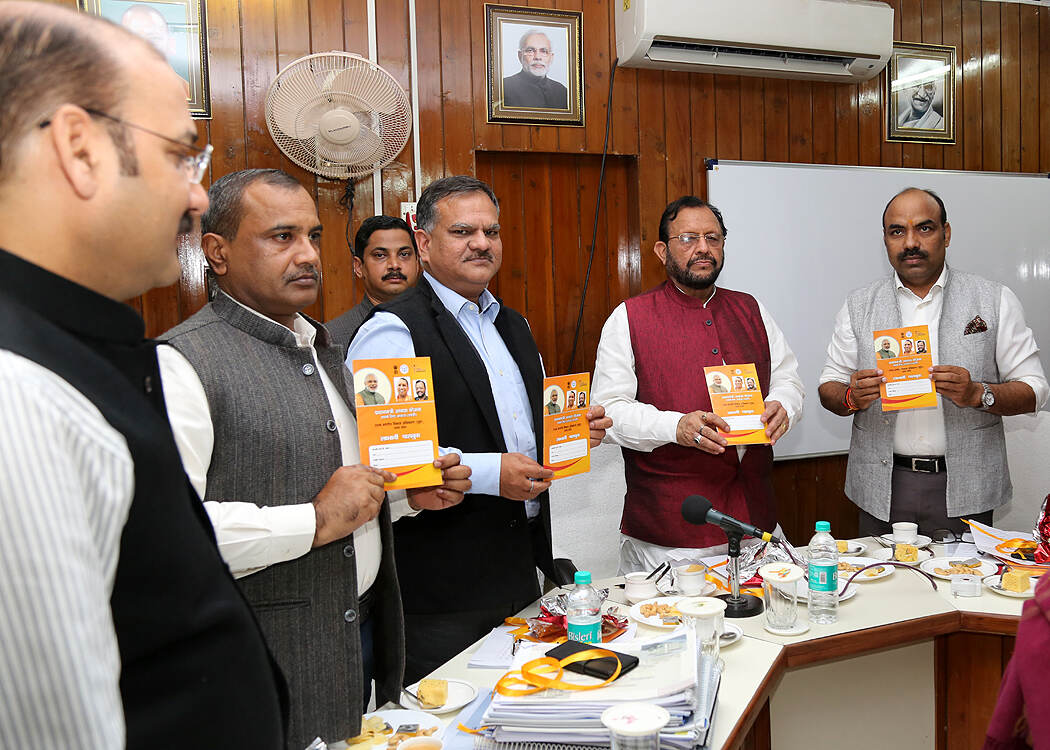 प्रधानमंत्री आवास योजना (शहरी) के घटक बी0एल0सी0 (न्यू) के अंतर्गत लाभार्थी पासबुक का विमोचन सुरेश खन्ना ने किया