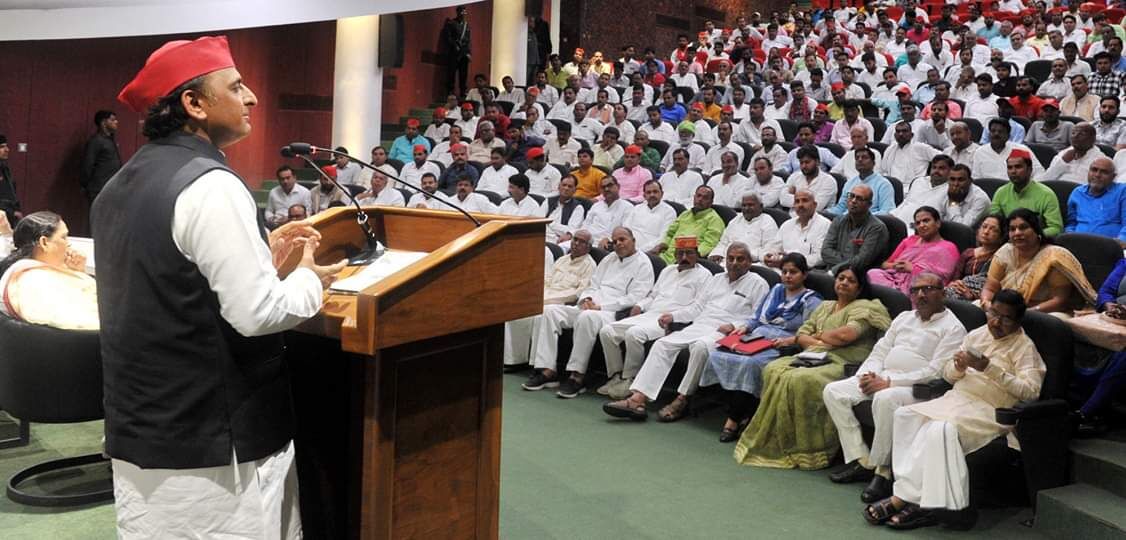 लोकतंत्र पर खतरे के बादल मंडरा रहे हैं : अखिलेश यादव