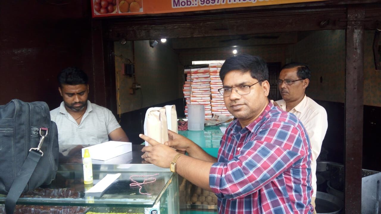 दीपावली पर्व को लेकर खाद्य विभाग सतर्क, दुकानों पर मारे छापे, नमूने भरे