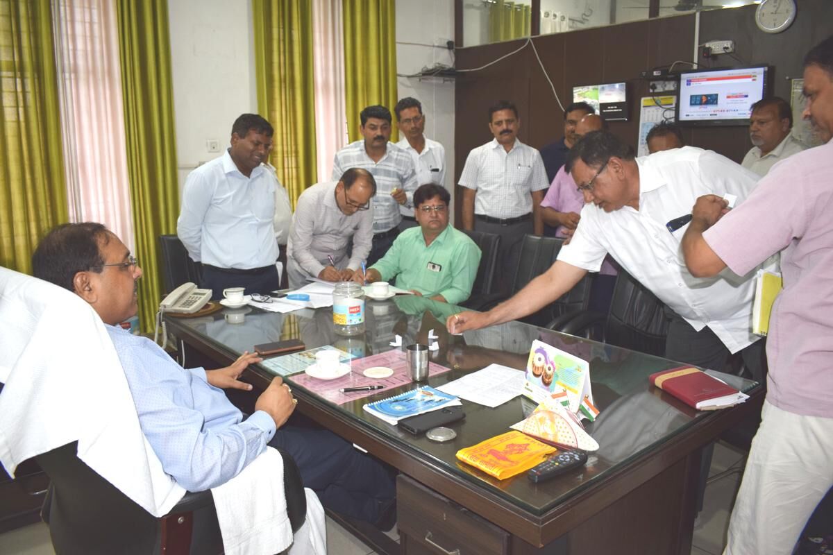 जिलाधिकारी ने एमडीए के जूनियर इंजीनियरों का लाॅटरी मे माध्यम से कराया क्षेत्र आवंटित और  स्वयं वितरित किये ठेकेदारेां को कार्यादेश