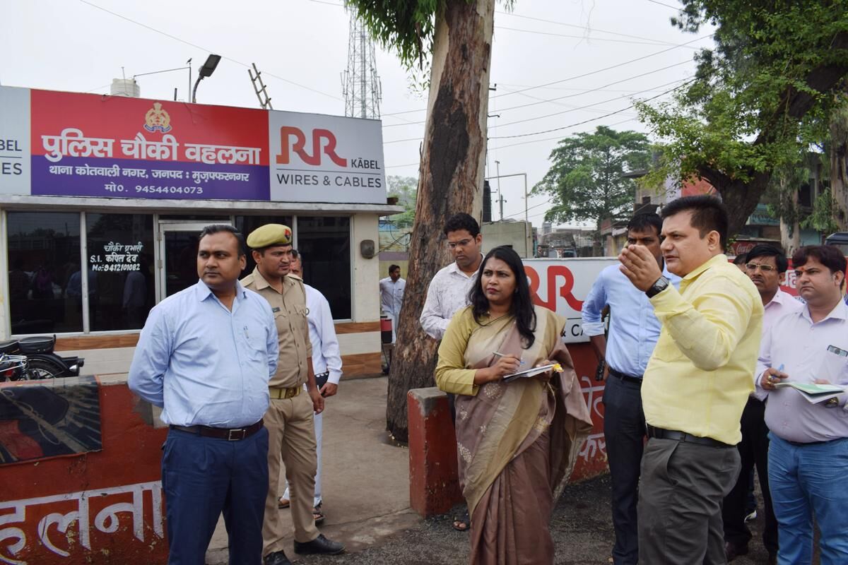 जिलाधिकारी ने अधिकारियों के साथ किया कांवड मार्ग का निरीक्षण