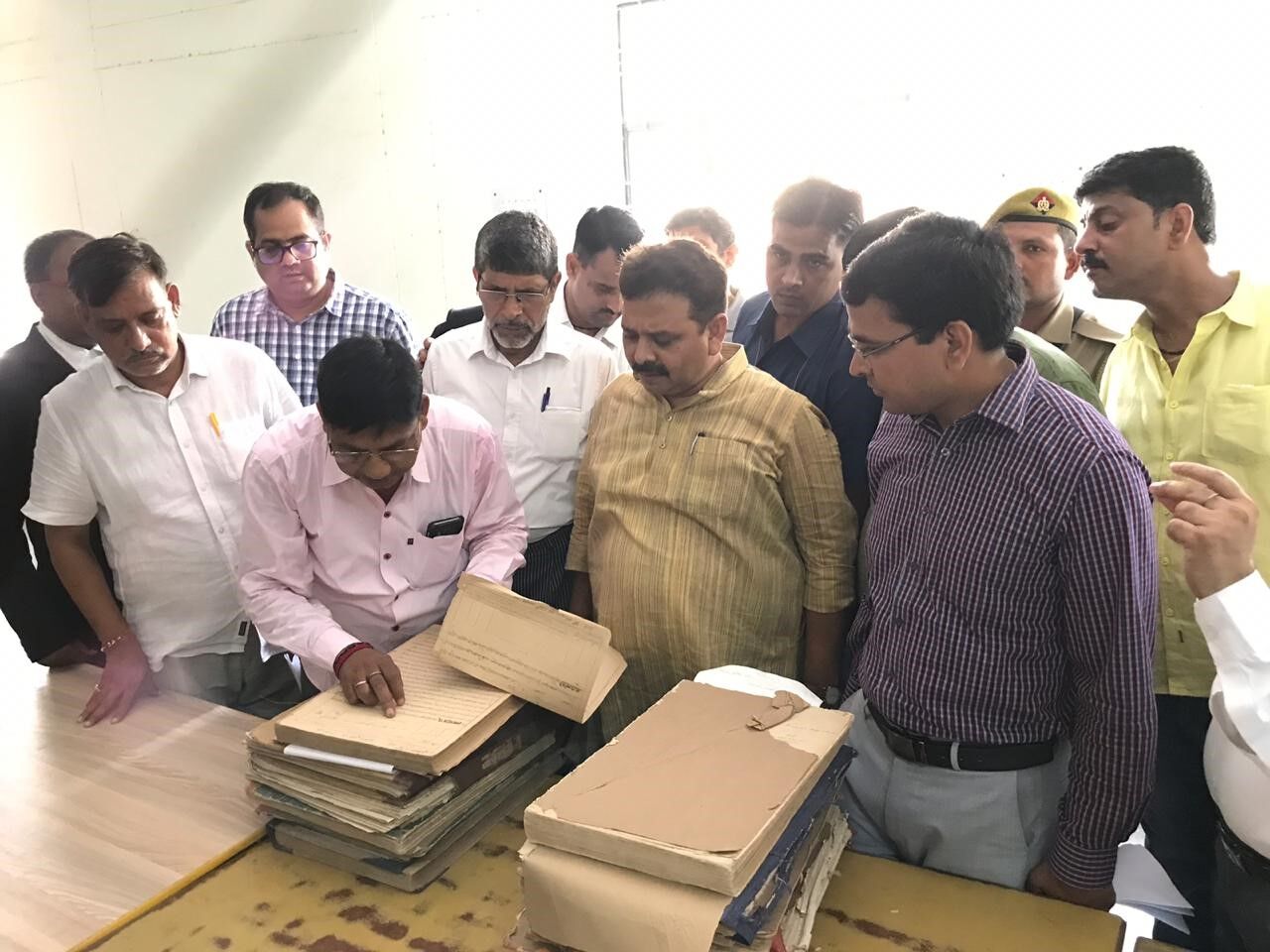 स्टाम्प न्यायालय शुल्क राज्यमंत्री द्वारा रजिस्ट्री कार्यालय वाराणसी का औचक निरीक्षण