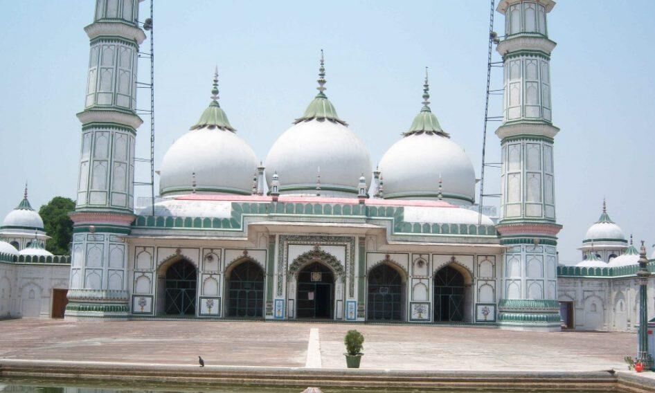 मस्जिदों में सोशल डिस्टेंसिंग के तहत एक बार में 5 लोग पढ़ रहे नमाज- मौलाना जैनुल