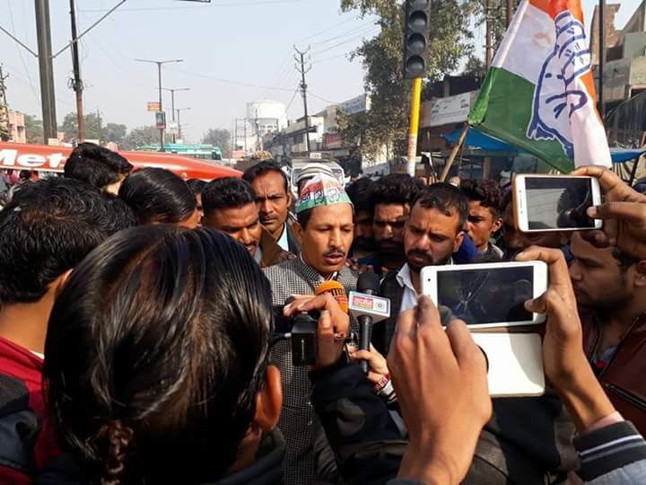 वरिष्ठ कांग्रेसी अली मतलूब ने वसीम रिजवी का पुतला फूंका