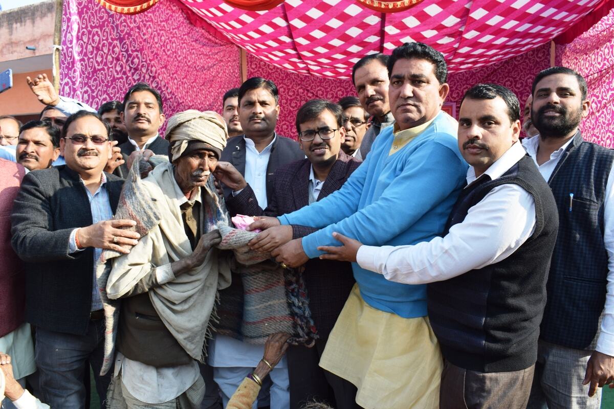 चरथावल में विधायक विजय कश्यप, चेयरमैन सतेन्द्र त्यागी व प्रभारी डीएम अंकित अग्रवाल ने वितरित किये कम्बल