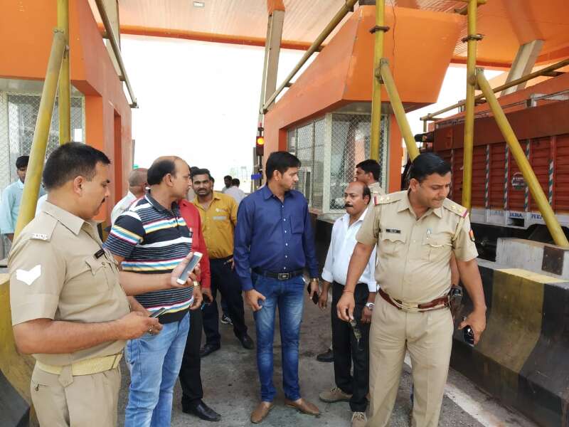 रोहाना टोल प्लाजा पर हंगामा, तोड़फोड़