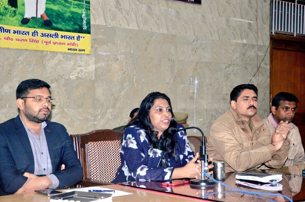 डीएम सेल्वा कुमारी और एसएसपी अभिषेक यादव ने  दुकानों पर लगी सील खुलवाई,जनता में लौट रहा भरोसा