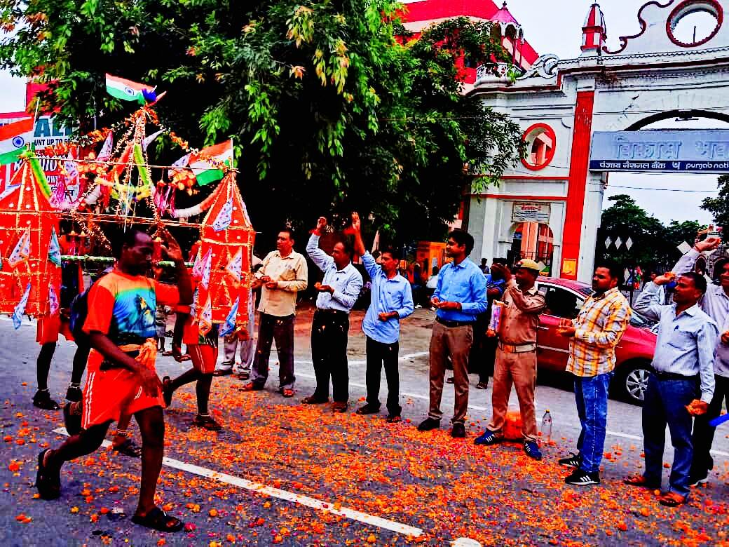 मुज़फ्फरनगर में पुष्पवर्षा से हो रहा शिवभक्तों का स्वागत मुज़फ्फरनगर में पुष्पवर्षा से हो रहा शिवभक्तों का स्वागत