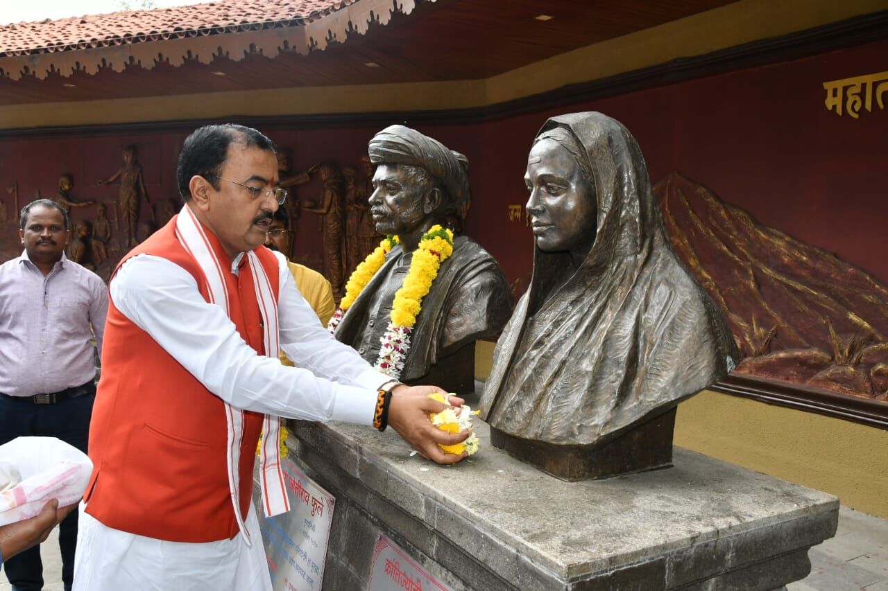 उपमुख्यमंत्री ने पूणे में सावित्रीबाई फुले व ज्योतिबाराव फुले की प्रतिमा पर अर्पित किये पुष्प