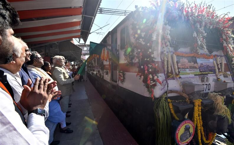 प्रधानमंत्री ने मैसूरू में रेलवे परियोजनाओं का शुभारंभ किया