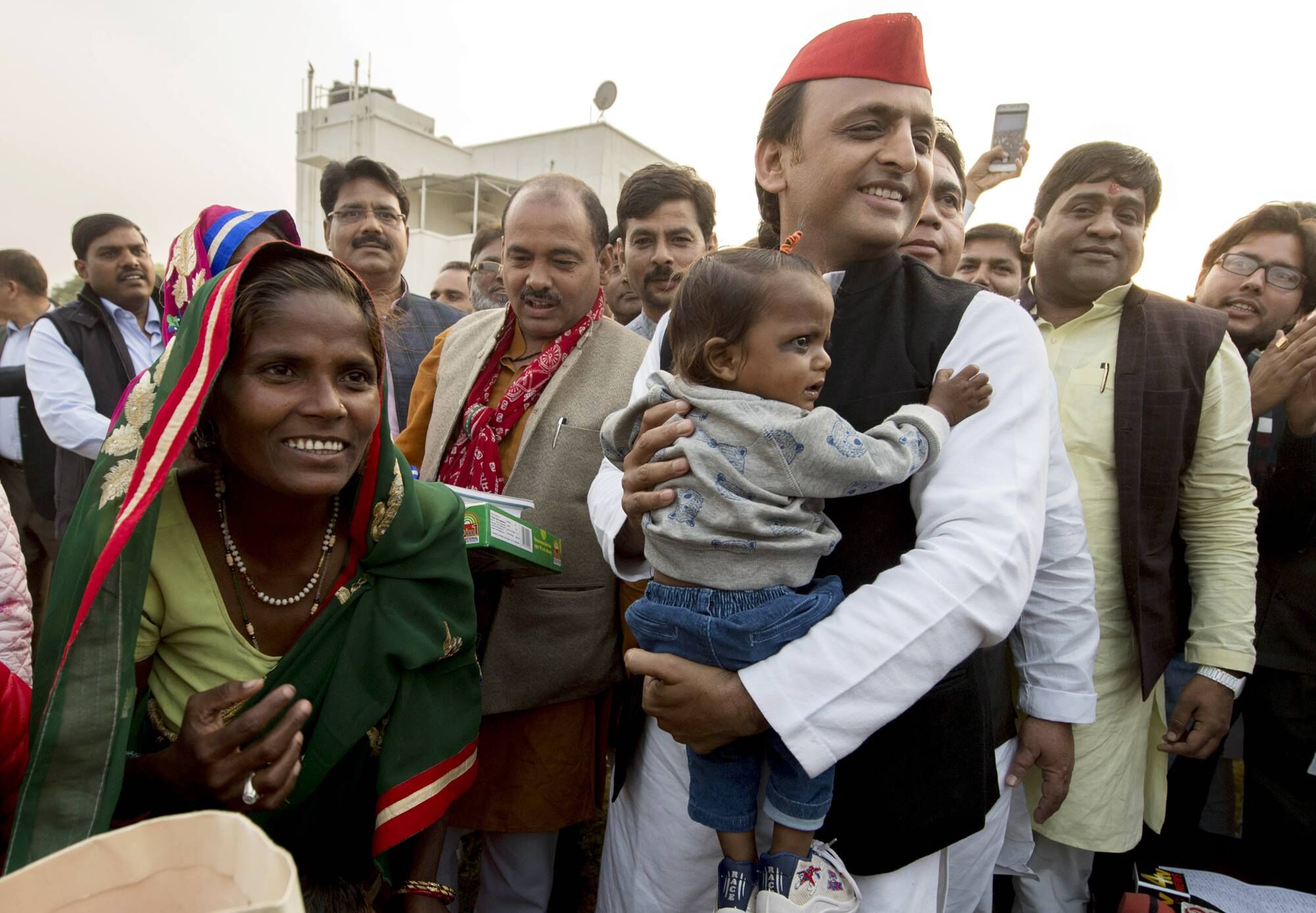 अखिलेश यादव ने नोटबंदी के दौरान बैंक की लाइन में जन्में खजांची का कल जन्मदिन मनाया