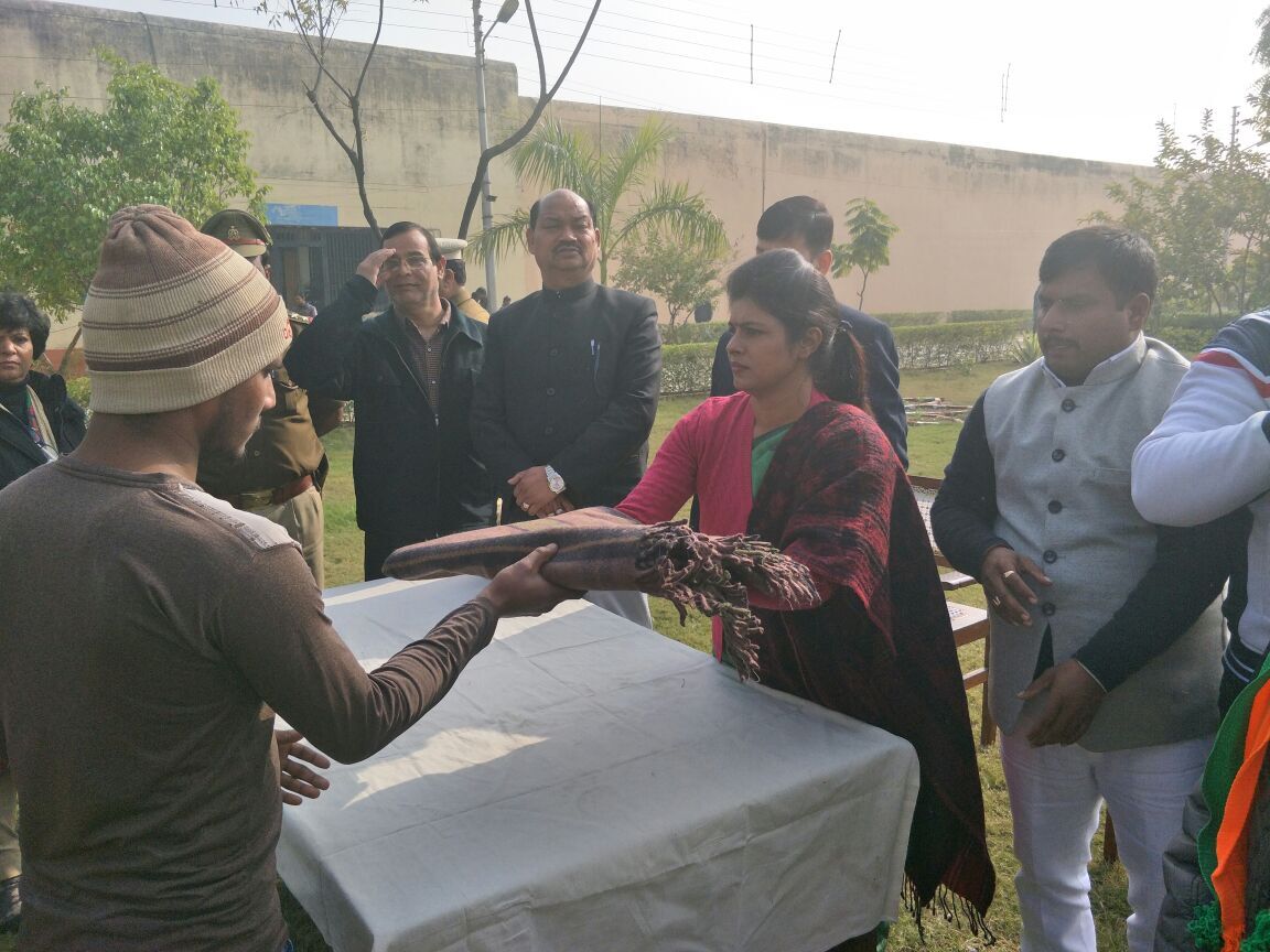 स्वाती सिंह ने जिला जेल और नारी बंदी निकेतन में बांटे कम्बल