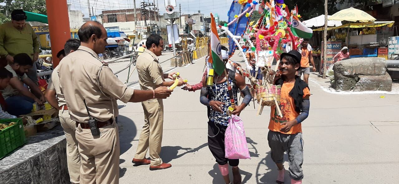 कोतवाली पुलिस ने कांवड़ियों कोे फ्रुटी और केले किये वितरित