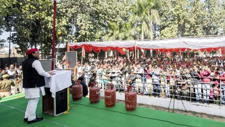 आधी आबादी के साथ अन्याय जारी है : अखिलेश यादव