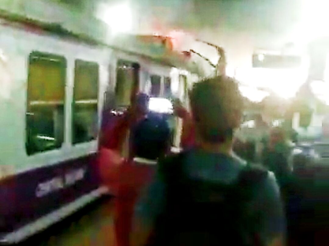 मुंबई वाशी रेलवे स्टेशन पर लोकल ट्रेन में लगी आग