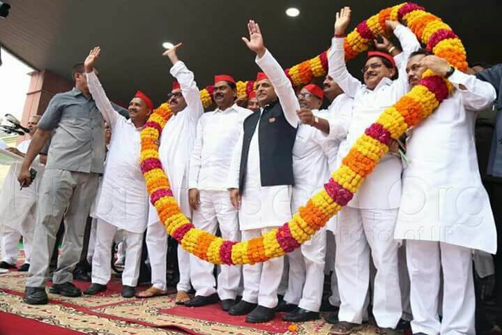 इंद्रजीत सरोज बसपाई से बने सपाई