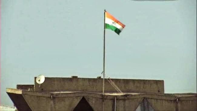 राष्ट्रीय ध्वज के साथ श्रीनगर सचिवालय पर फहराये जाने वाला जम्मू कश्मीर का झंडा हटा