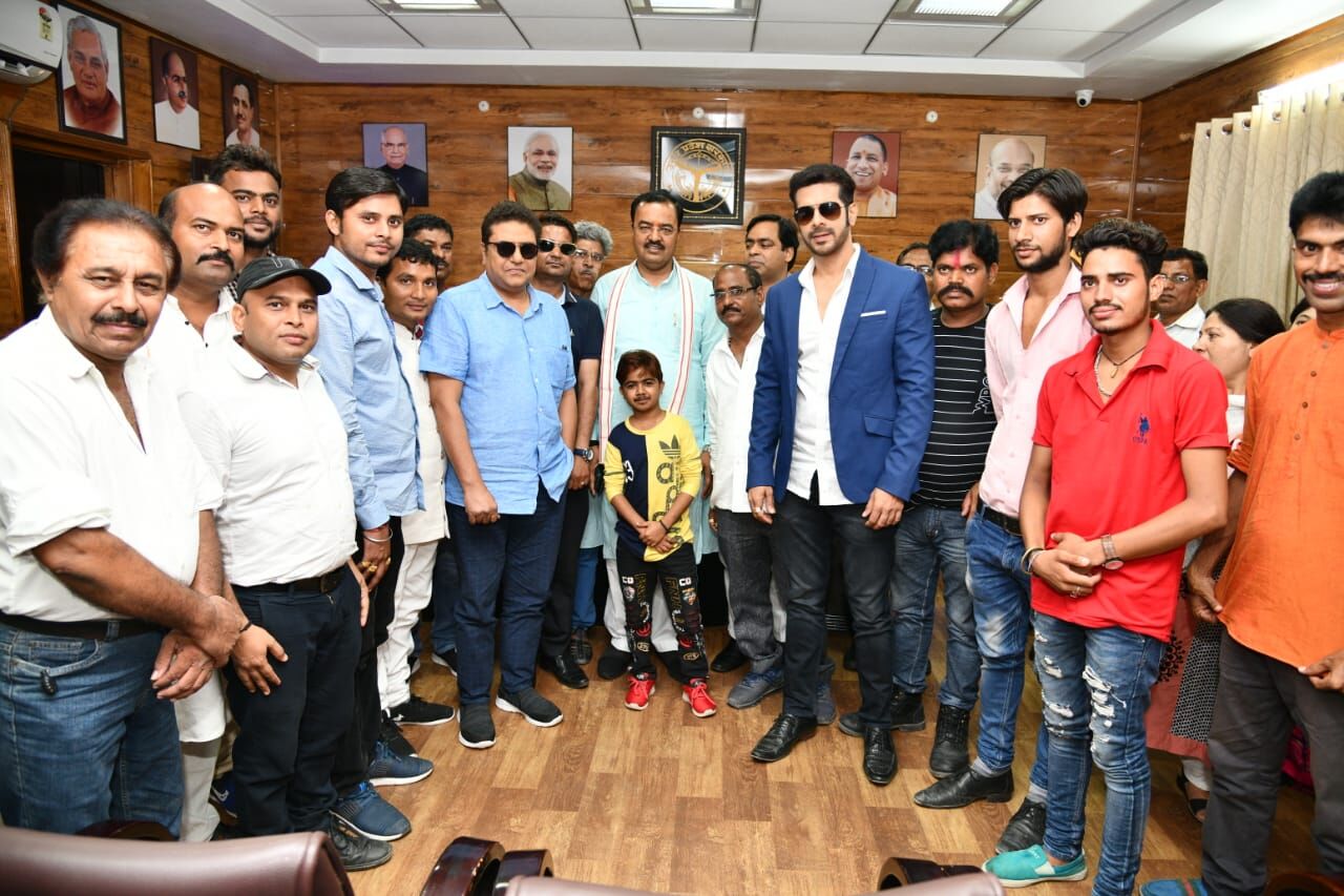 उप मुख्यमंत्री ने कलाकारों को दी बधाई उप मुख्यमंत्री ने कलाकारों को दी बधाई