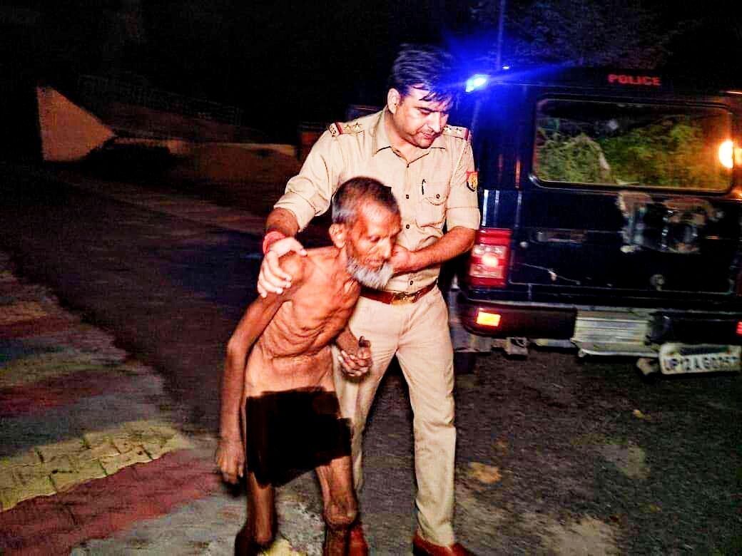 पुलिस का सोशल फेस - जब मंदबुद्धि बुजुर्ग की थानेदार अजय कुमार ने की सेवा