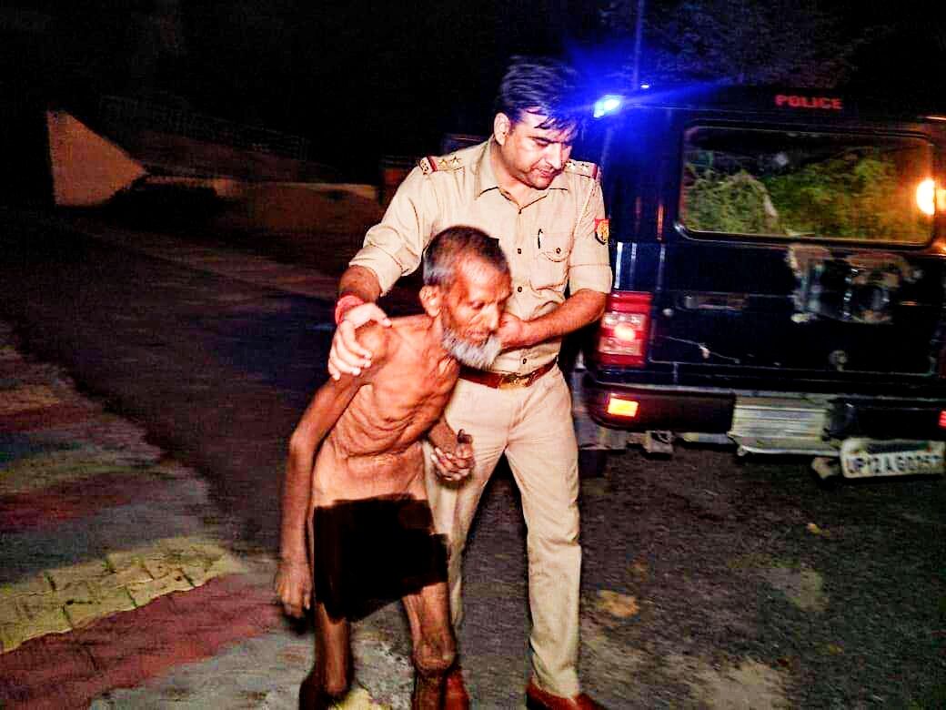 पुलिस का सोशल फेस - जब मंदबुद्धि बुजुर्ग की थानेदार अजय कुमार ने की सेवा पुलिस का सोशल फेस - जब मंदबुद्धि बुजुर्ग की थानेदार अजय कुमार ने की सेवा