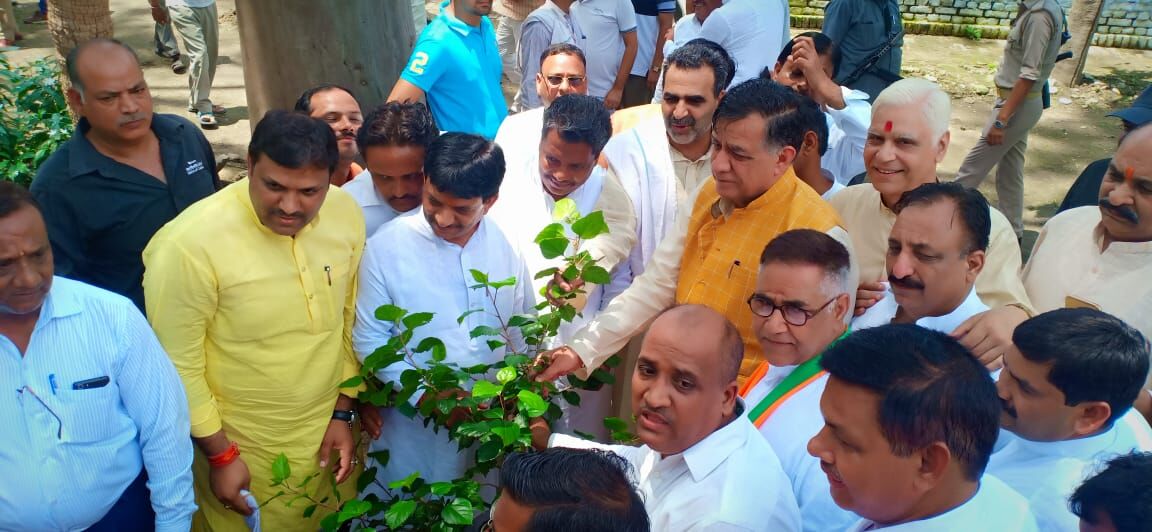 विधायक कपिल देव की मांग पर औद्योगिक विकास मंत्री सतीश महाना ने 6 करोड़ रूपये स्वीकृत किये विधायक कपिल देव की मांग पर औद्योगिक विकास मंत्री सतीश महाना ने 6 करोड़ रूपये स्वीकृत किये