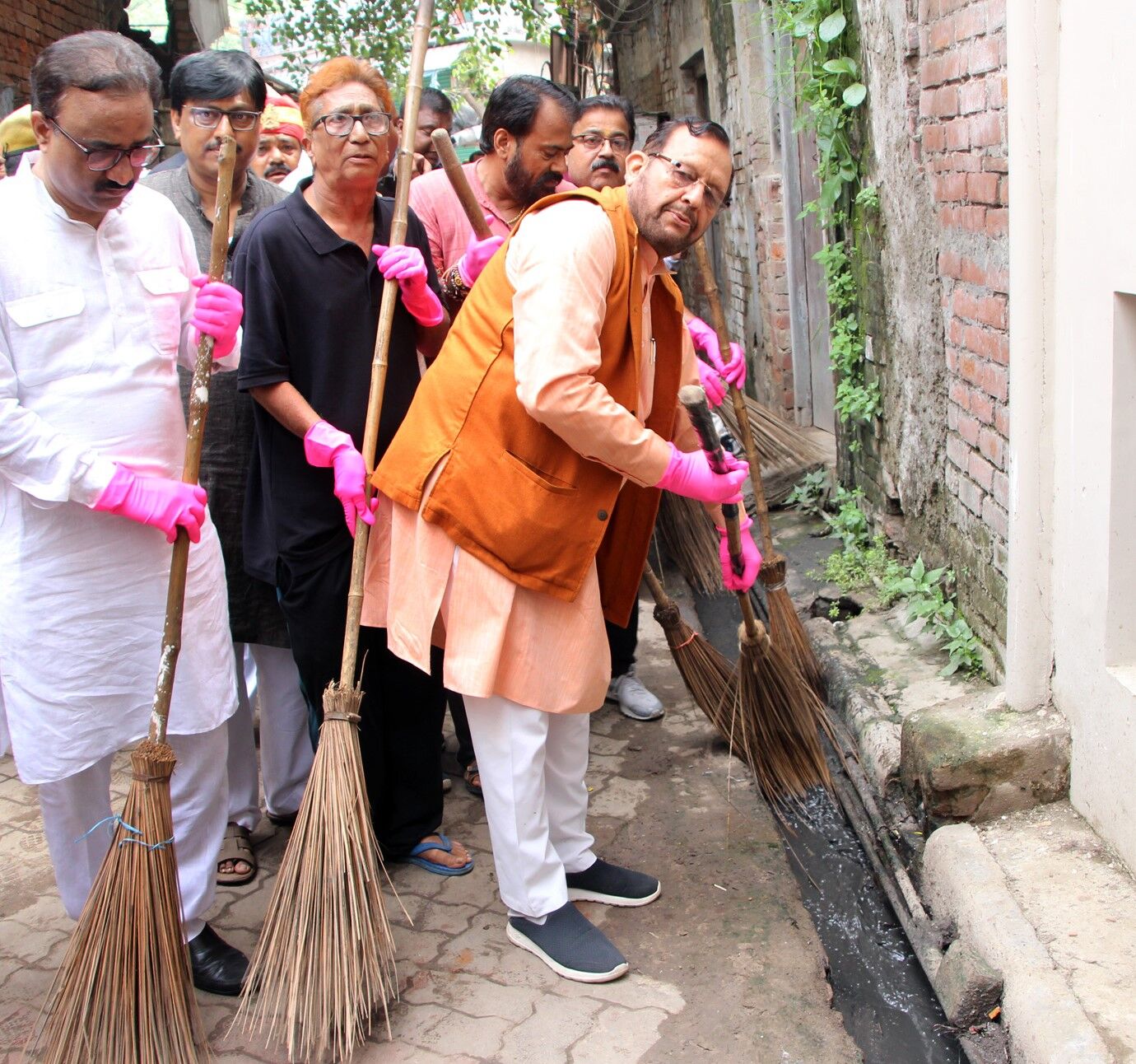 प्रभारी मंत्री सुरेश कुमार खन्ना ने झाड़ू लगाकर स्वच्छता का दिया संदेश