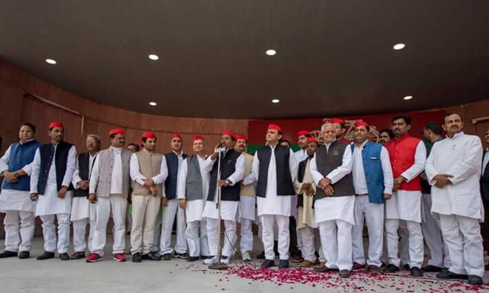 चाय-पकौड़े पर बहुत चर्चा हो गई अब सच्चाई पर चर्चा करना हैं :अखिलेश यादव