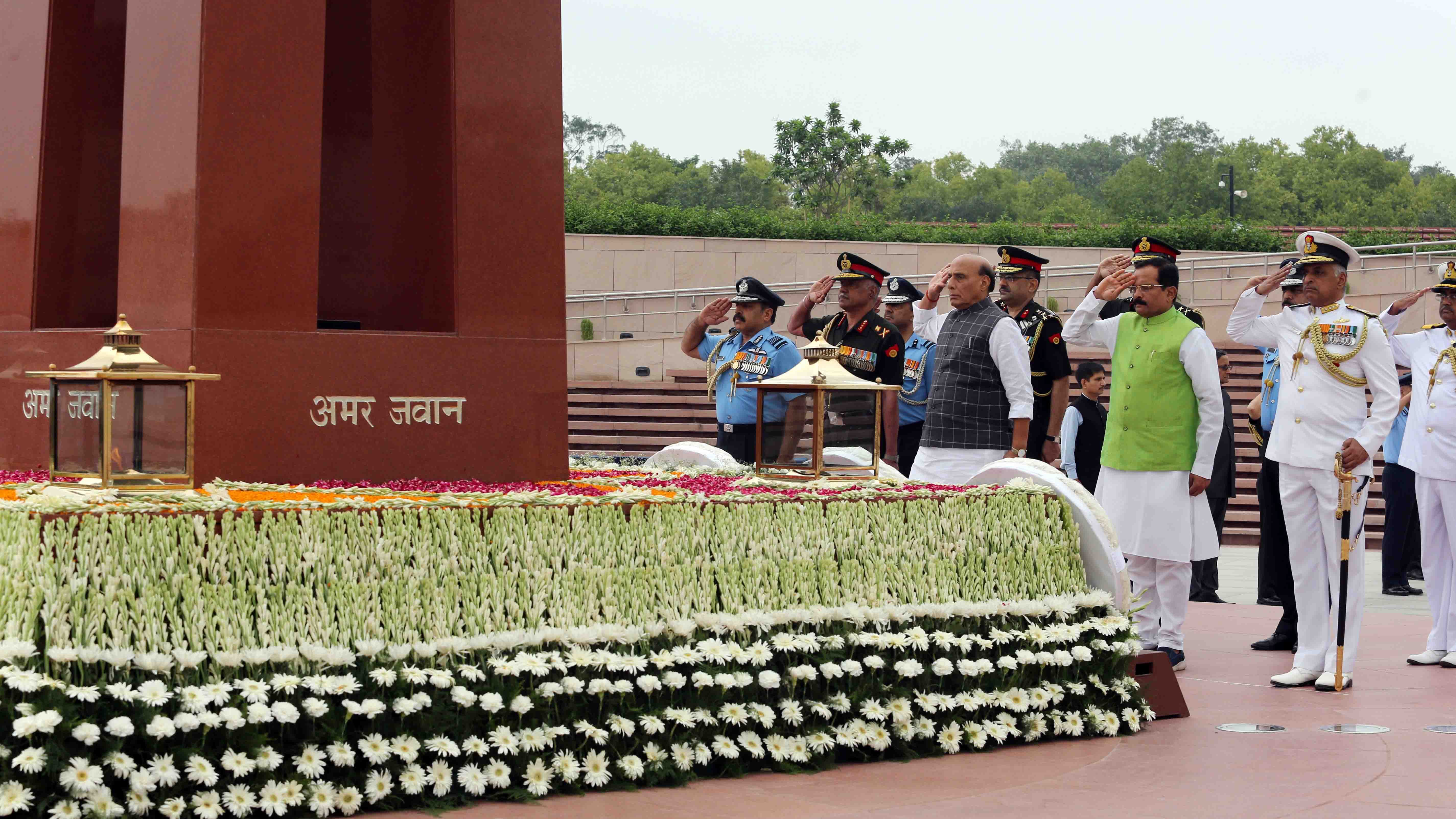 राजनाथ सिंह ने कारगिल विजय दिवस की 20वीं वर्षगांठ पर शहीदों को श्रद्धांजलि अर्पित की