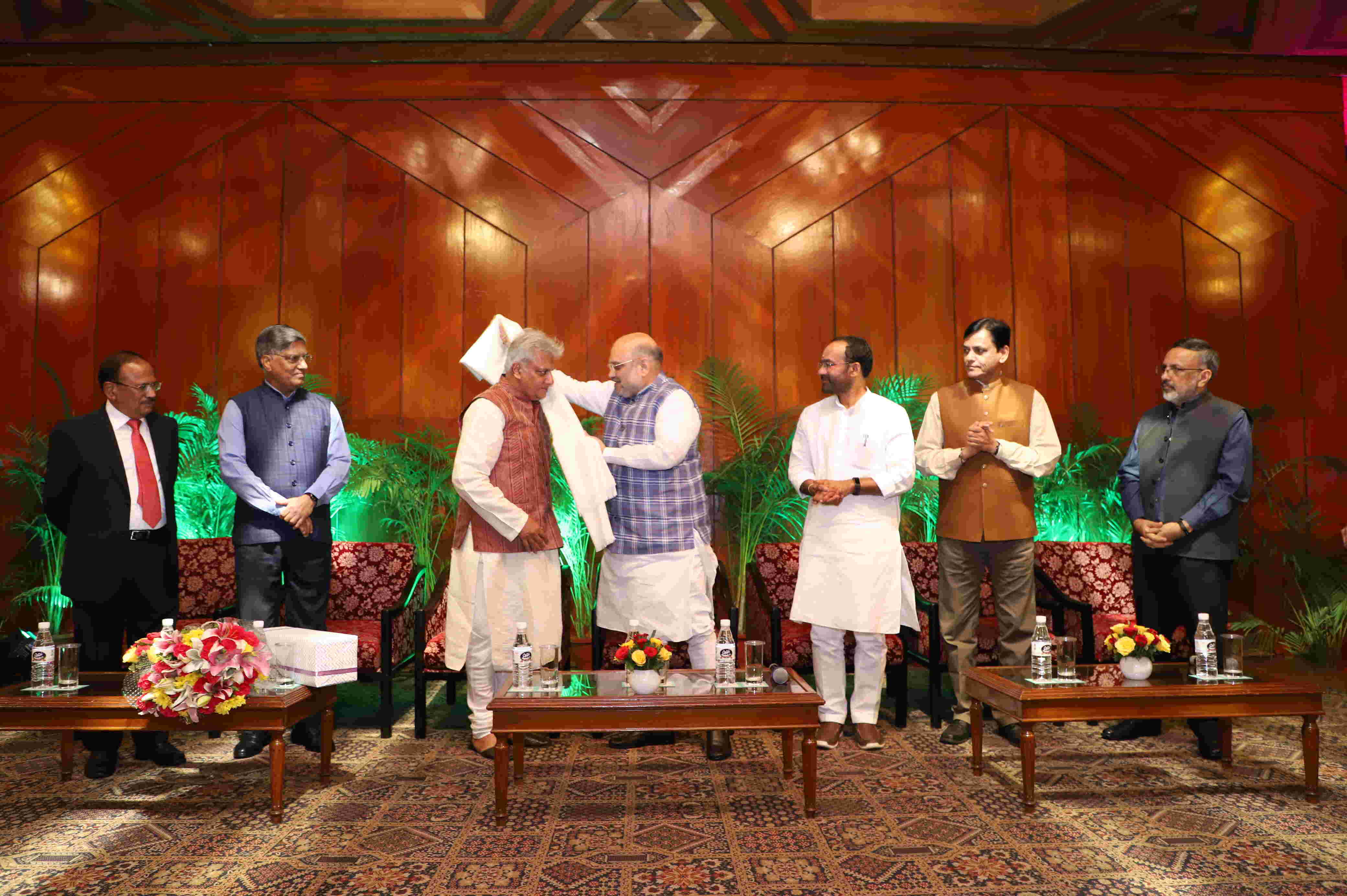 अमित शाह ने खुफिया ब्यूरो के निवर्तमान निदेशक राजीव जैन और रॉ के सचिव अनिल धस्माना को सम्मानित किया