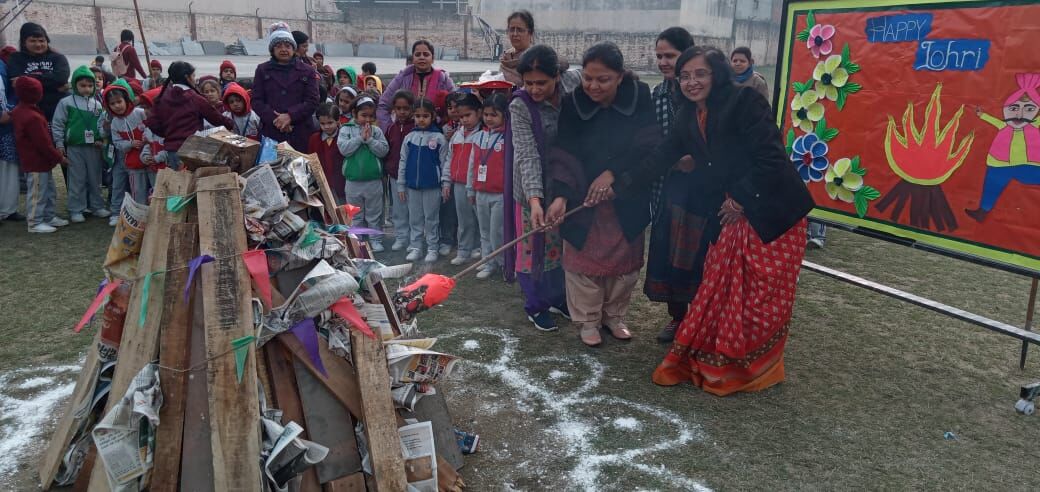 एम.जी. पब्लिक स्कूल में उल्लासपूर्वक मना लोहडी पर्व