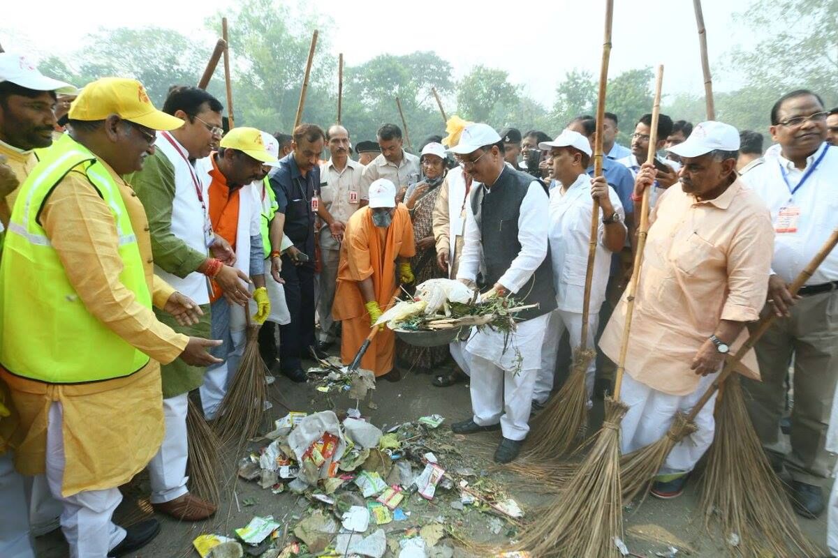योगी आदित्यनाथ ने ताज महल पश्चिमी गेट पर स्वच्छता अभियान कार्यक्रम में हिस्सा लिया