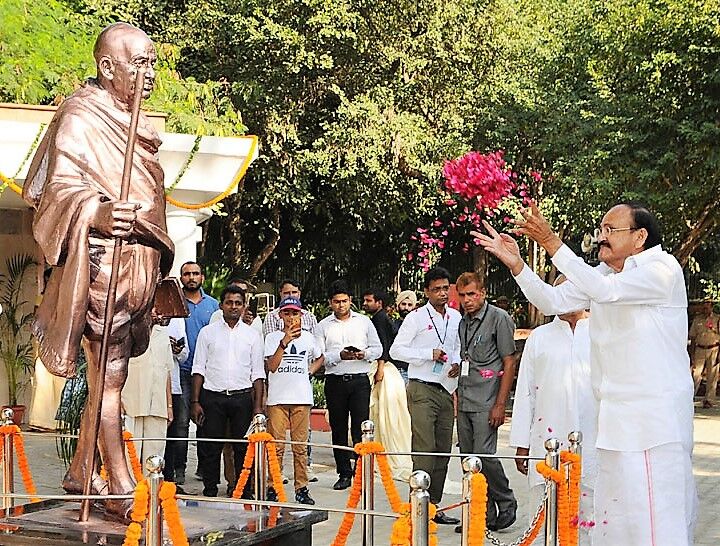 उपराष्ट्रपति  वैंकेया नायडू ने महात्मा गांधी की प्रतिमा का अनावरण किया