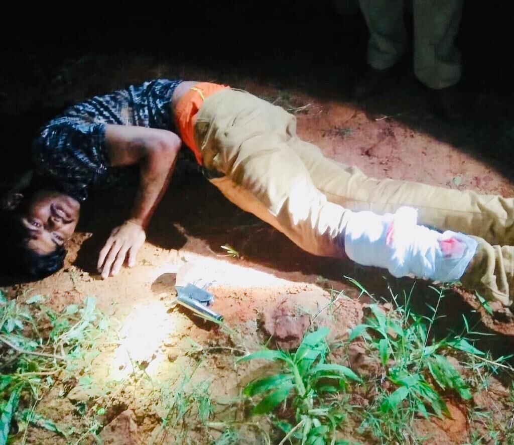 शामली पुलिस ने मुठभेड़ के बाद अपराधी को लंगड़ा करके दबोचा शामली पुलिस ने मुठभेड़ के बाद अपराधी को लंगड़ा करके दबोचा