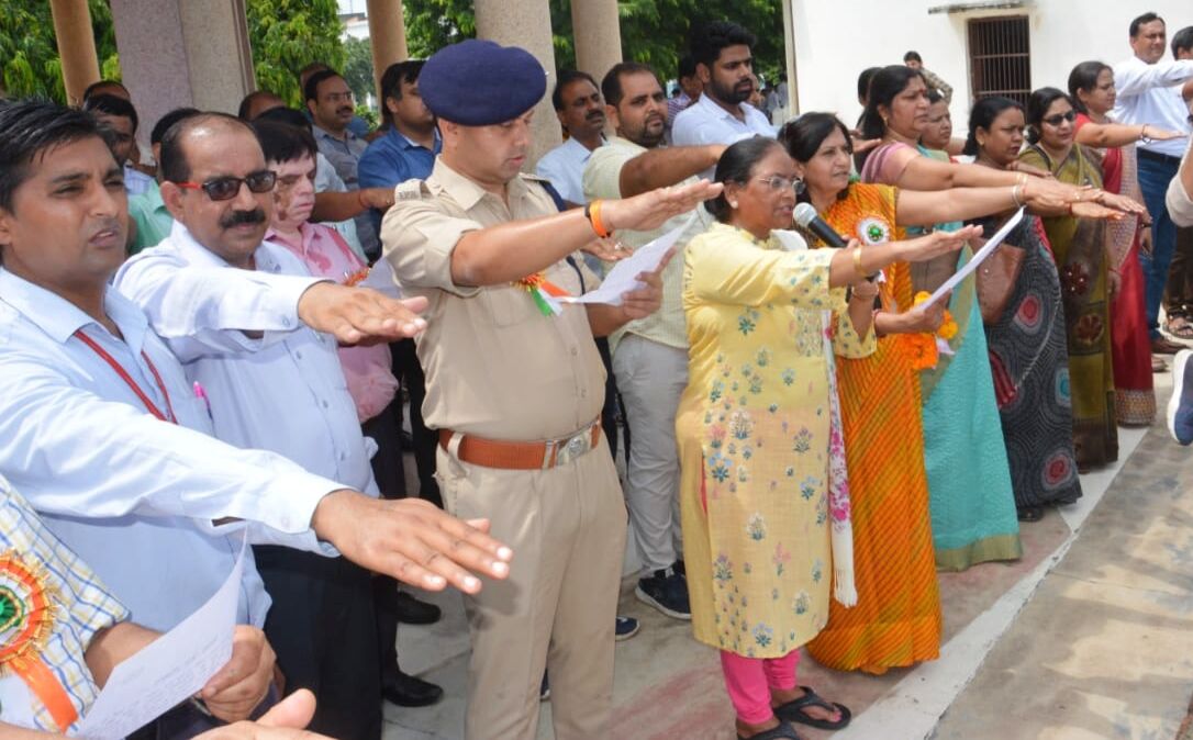 अधिक से अधिक पेड़ लगाएं भूमंडल को बेहतर बनाएं : जिलाधिकारी बागपत अधिक से अधिक पेड़ लगाएं भूमंडल को बेहतर बनाएं : जिलाधिकारी बागपत