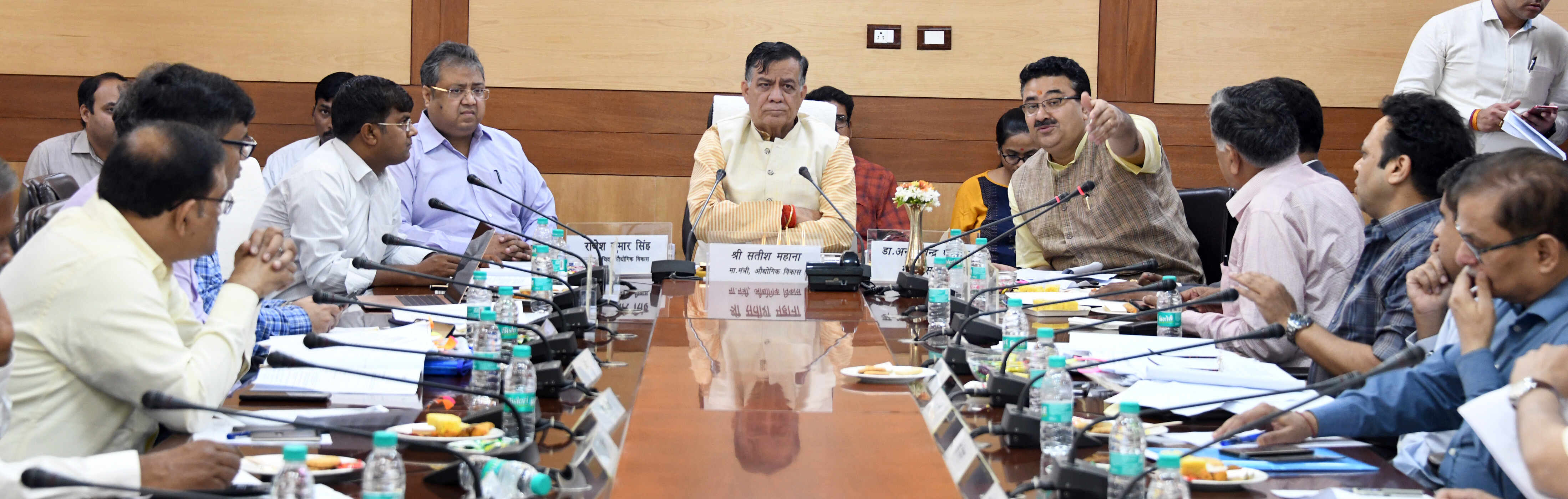 औद्योगिक विकास मंत्री ने ग्राउण्ड बे्रकिंग सेरेमनी-2 के आयोजन से पूर्वएम0ओ0यू0 कार्यान्वयन की समीक्षा