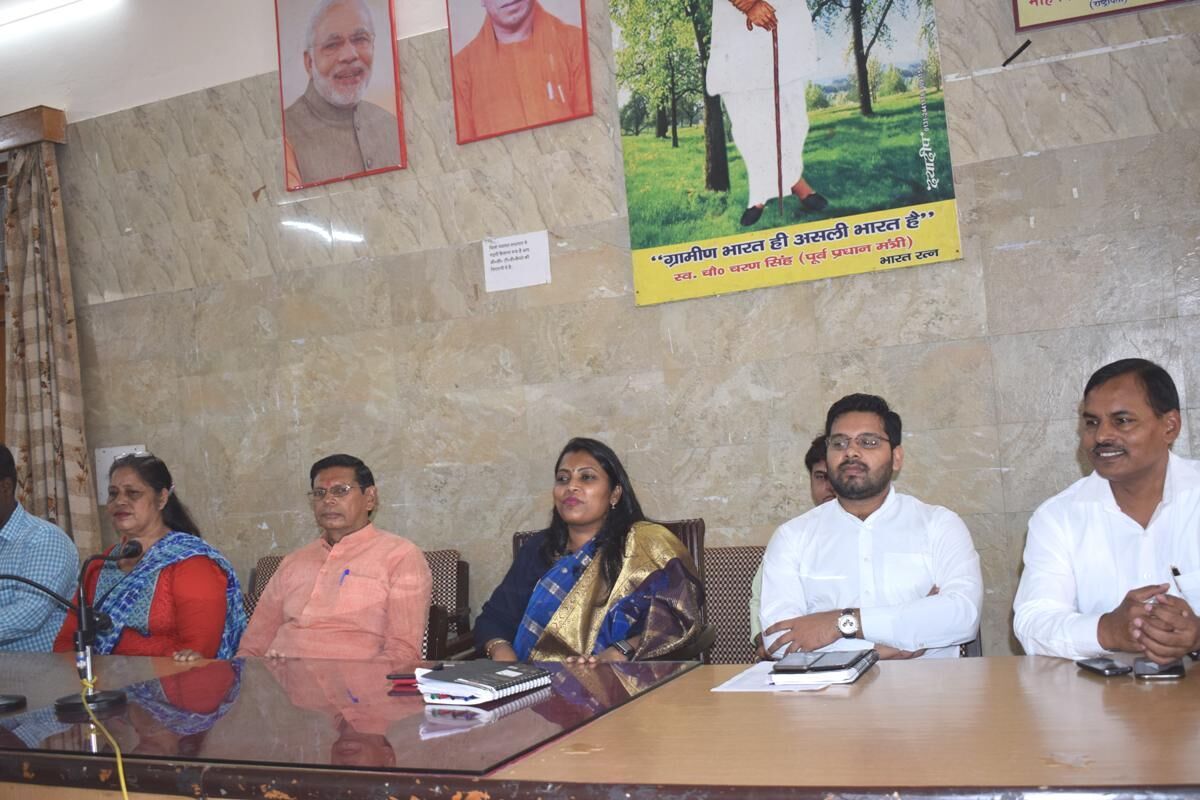 डीएम के हाथों हुई उम्मीद पूरी, गांधी जयंती पर खिलखिलाये विद्यार्थी डीएम के हाथों हुई उम्मीद पूरी, गांधी जयंती पर खिलखिलाये विद्यार्थी