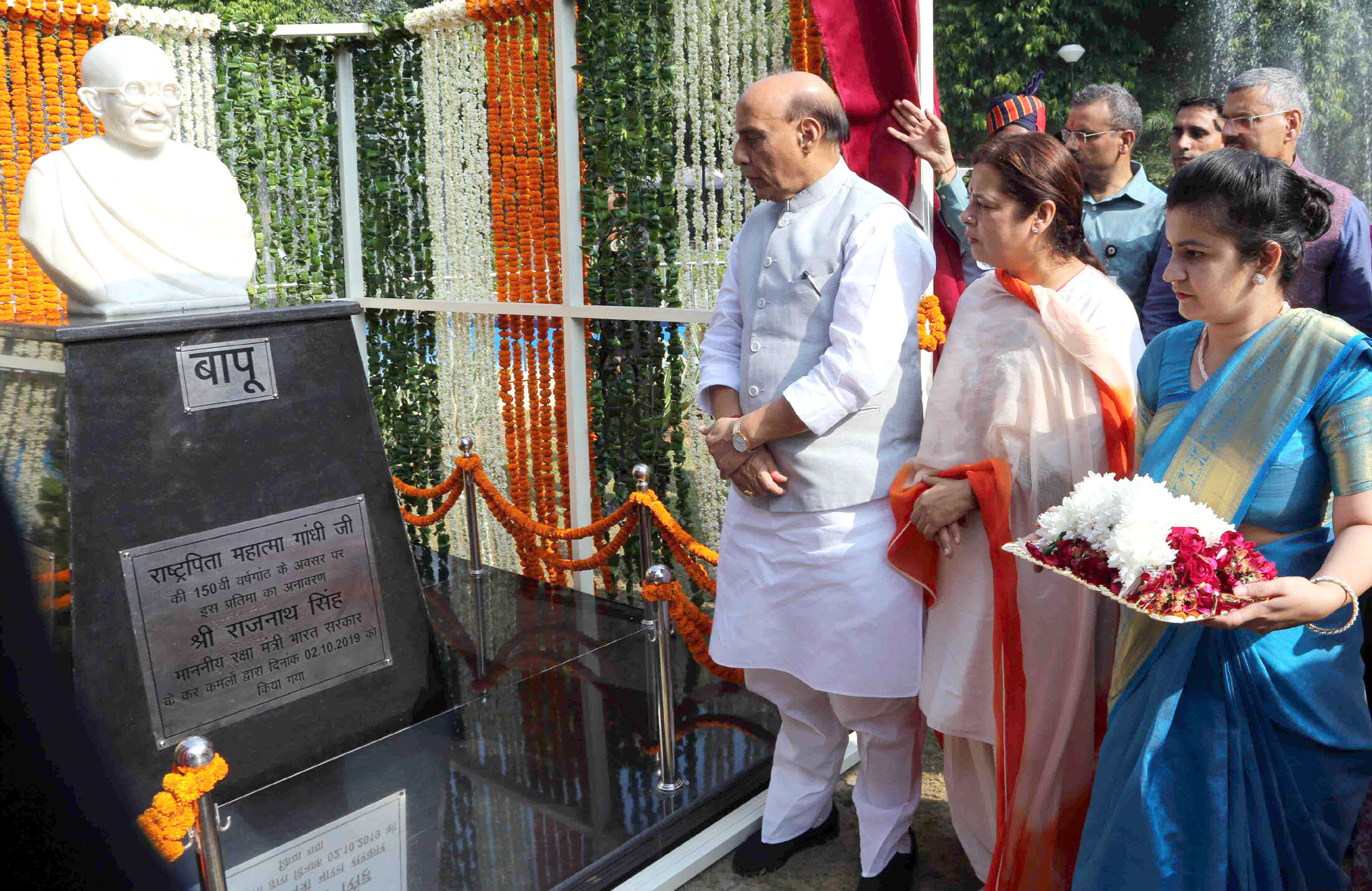 रक्षा मंत्री राजनाथ सिंह ने महात्मा गांधी की 150 वीं जयंती पर उनकी प्रतिमा का अनावरण किया