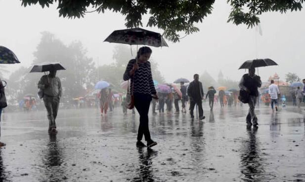मुंबई में माॅनसूनी बारिश से कई जगह जलभराव, अगले 24-36 घंटे भारी बारिश का अनुमान