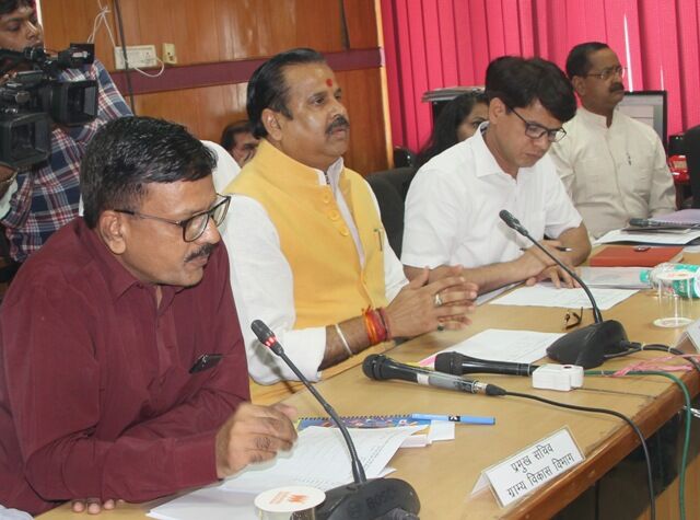 ग्राम्य विकास मंत्री ने 15 विभागीय अधिकारियों को मनचाही तैनाती दी