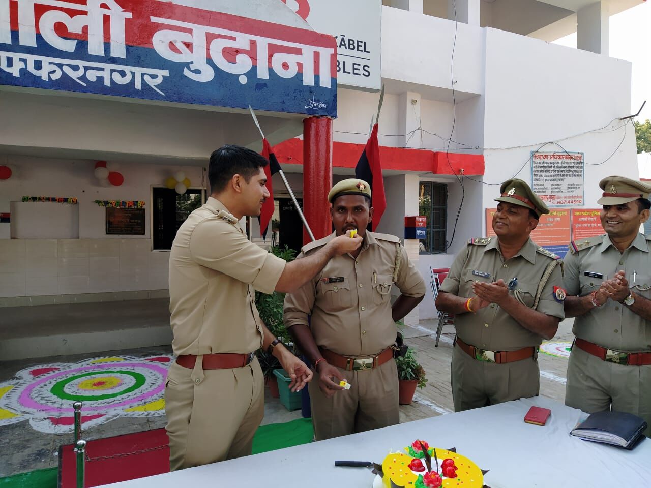 आईपीएस अभिषेक यादव का दुलार पाकर खिल उठा सिपाही का चेहरा आईपीएस अभिषेक यादव का दुलार पाकर खिल उठा सिपाही का चेहरा