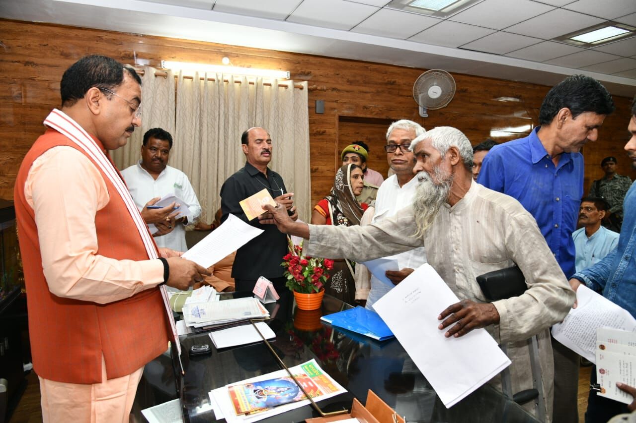 उप मुख्यमंत्री केशव प्रसाद मौर्य ने लगाया जनता दरबार उप मुख्यमंत्री केशव प्रसाद मौर्य ने लगाया जनता दरबार