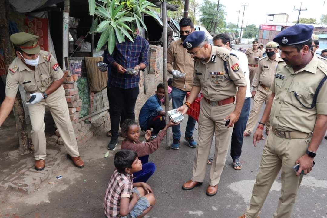 आईपीएस प्रशांत के हाथ में बदमाश के लिए बंदूक- गरीब के लिए रोटी