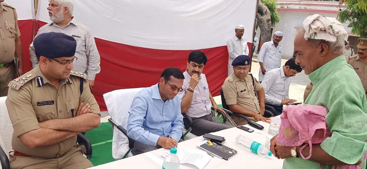 कैराना थाना समाधान दिवस में पहुंचे मण्डलायुक्त और डीआईजी,गम्भीर मामलों में तुरन्त कार्यवाही के निर्देश कैराना थाना समाधान दिवस में पहुंचे मण्डलायुक्त और डीआईजी,गम्भीर मामलों में तुरन्त कार्यवाही के निर्देश
