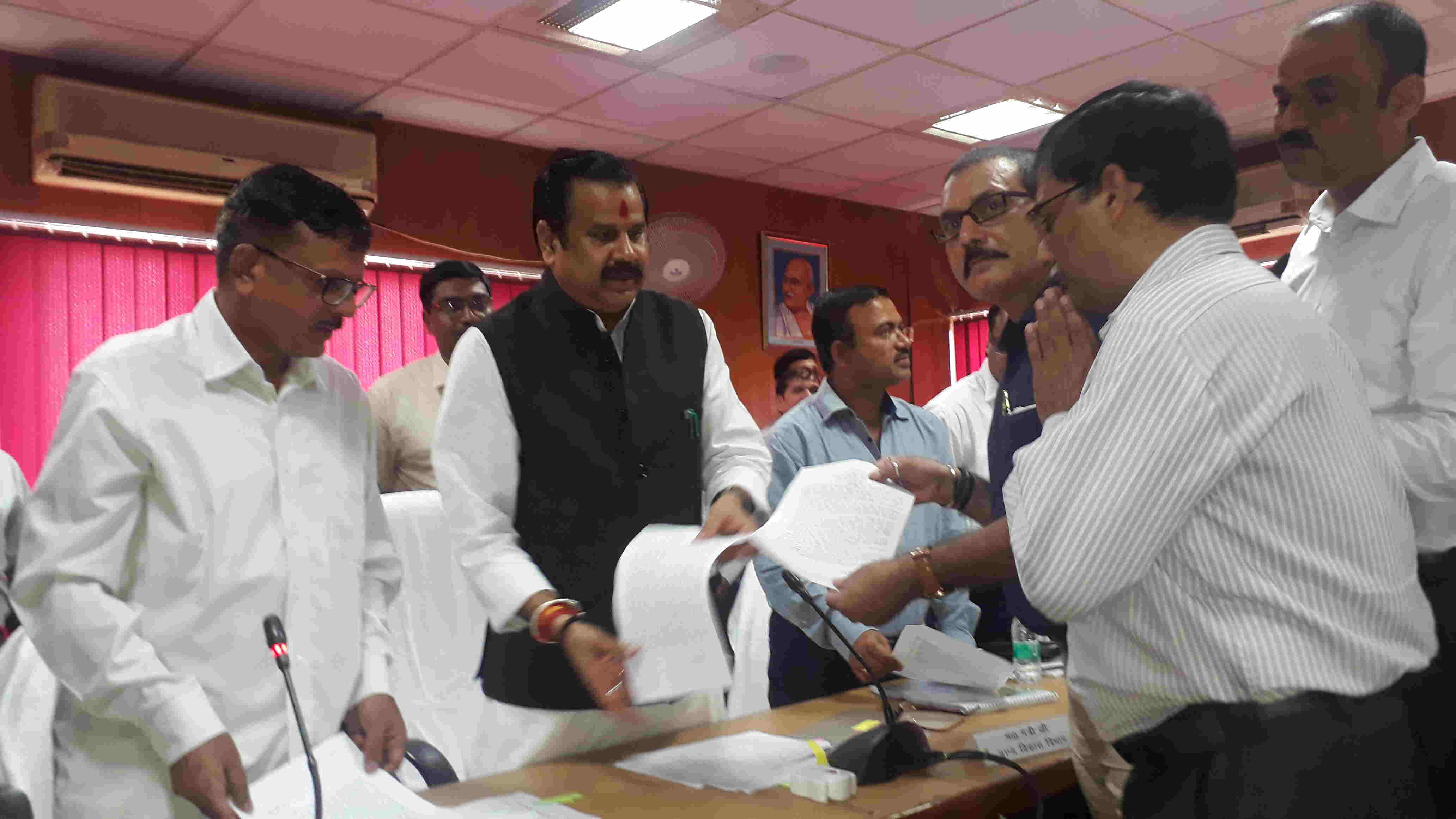 58 नव पदोन्नत खण्ड विकास अधिकारियों को तैनाती पत्र प्रदान किया -मंत्री डा0 महेन्द्र सिंह