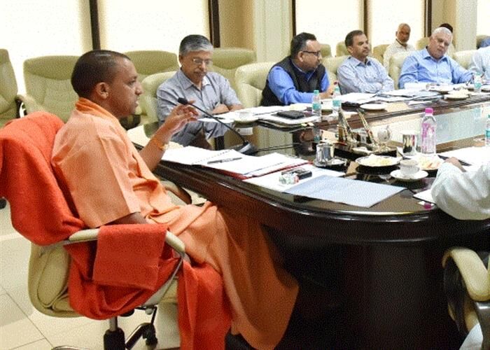 मुख्यमंत्री योगी आदित्यनाथ ने चिकित्सा एवं स्वास्थ्य, चिकित्सा शिक्षा तथा आयुष विभाग के कार्याें की समीक्षा की