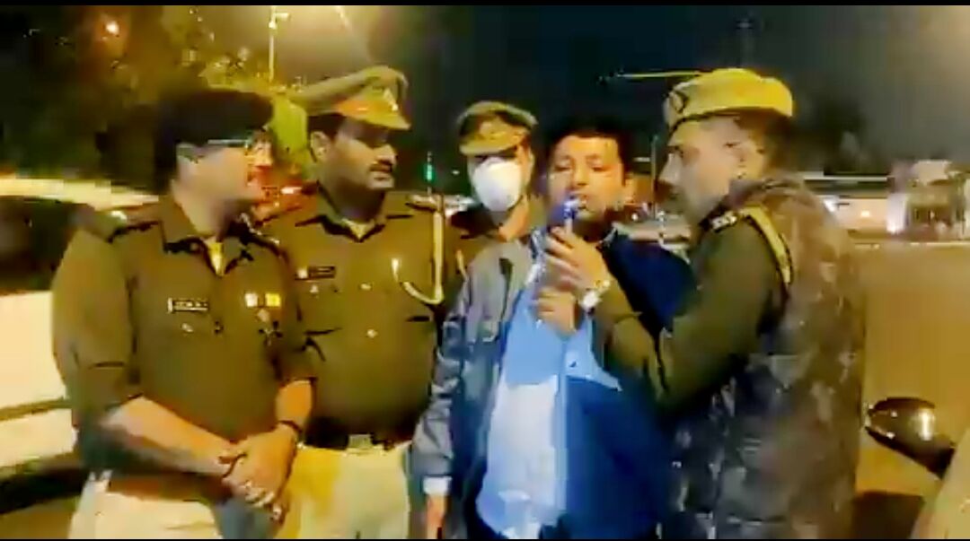 नोएडा पुलिस ने चलाया ड्रंक एंड ड्राइव चेकिंग अभियान