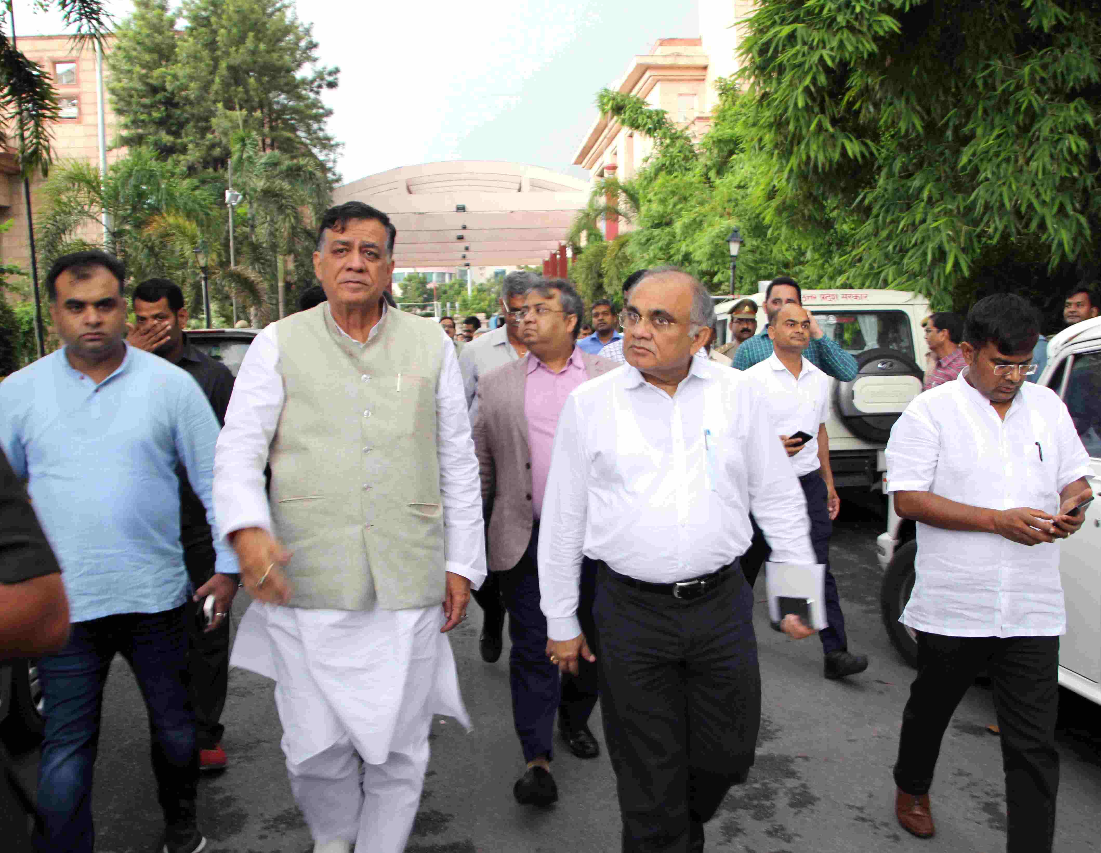 औद्योगिक विकास मंत्री द्वारा ग्राउण्ड  ब्रेकिंग  सेरेमनी आयोजन स्थल का निरीक्षण