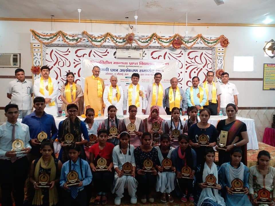 हमें महापुरुषों के जीवन से प्रेरणा लेनी चाहिए : कपिल देव