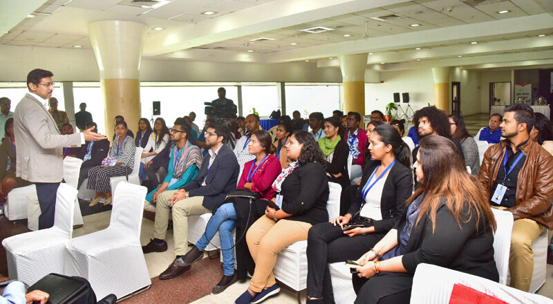 कर्नल राज्‍यवर्धन राठौर से 40 प्रवासी छात्रों और युवा व्‍यावसायियों ने मुलाकात की